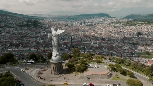 Drone Orbiting Virgin Panecillo Επιθεώρηση Cityscape Quito Εκουαδόρ Αεροπλάνο — Αρχείο Βίντεο
