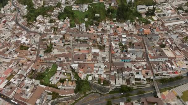 Quito Cityscape Från Ovan Med Ikoniska Jungfrun Panecillo Hilltop Avslöjade — Stockvideo