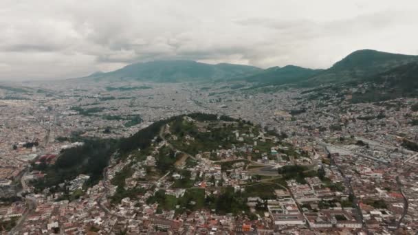 Αεροφωτογραφία Της Πόλης Κίτο Την Παναγία Του Panecillo Στην Κορυφή — Αρχείο Βίντεο
