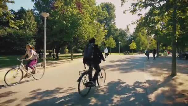 オランダ アムステルダムのフォンデル公園で人々が歩く 自転車や乗馬スクーター Pov — ストック動画