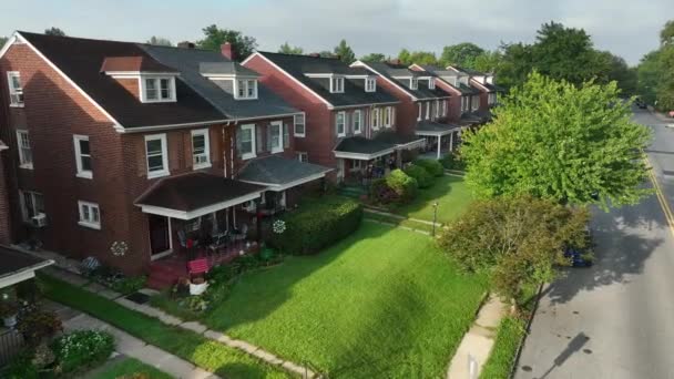 Luftaufnahmen Führen Stadthäusern Vorbei Wohnen Stadtrand Schöner Herbsttag Drohne Aus — Stockvideo