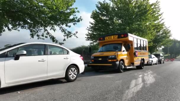 Низька Планка Жовтого Шкільного Автобуса Короткий Автобус Дітей Особливими Потребами — стокове відео