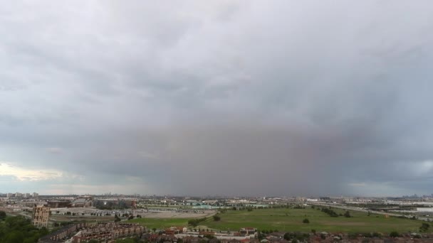 Time Lapse ดราม าเมฆผ านออนตาร โอหล งจากแสงแดดส องสว างอาคาร — วีดีโอสต็อก