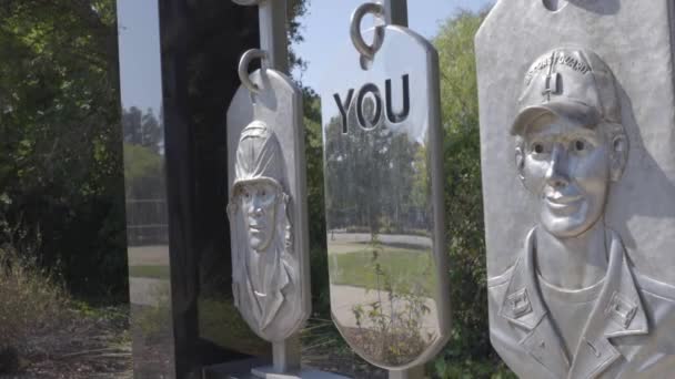 Parte Una Estatua Conmemorativa Ubicada Yountville Napa California Personas Que — Vídeo de stock