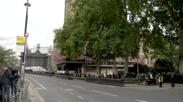 Γραμμή Των Ανθρώπων Που Εξέρχονται Victoria Tower Gardens Νότια Στο — Αρχείο Βίντεο