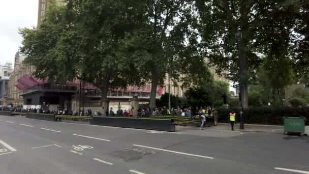 Linha Pessoas Saindo Victoria Tower Gardens Sul Caminho Ver Rainha — Vídeo de Stock