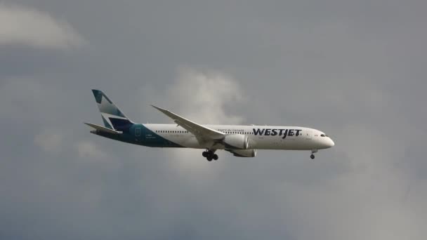 Toronto Kanada Westjet Letadlo Přistání Šedá Obloha Obrovským Osobním Letadlem — Stock video