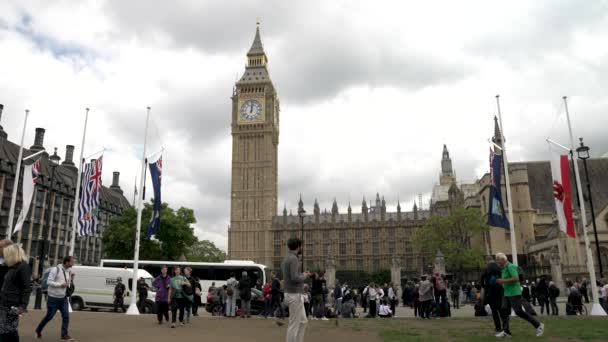 Zicht Big Ben Public Commonwealth Vlaggen Vanaf Parliament Square Dag — Stockvideo