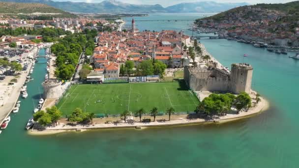 Luchtfoto Van Trogir Kroatië Het Voetbalveld — Stockvideo