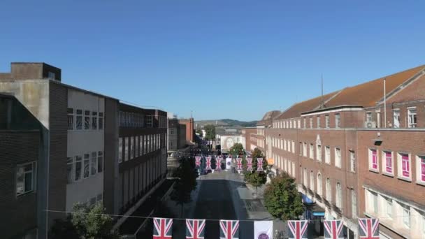 Exeter High Street Plující Pod Vlajkami Union Jack Pro Královnu — Stock video