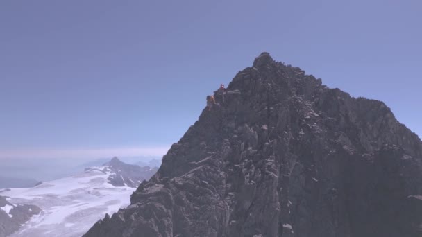 Alpiniste Sur Crête Sommet Approchant Pic Haute Altitude Avec Des — Video