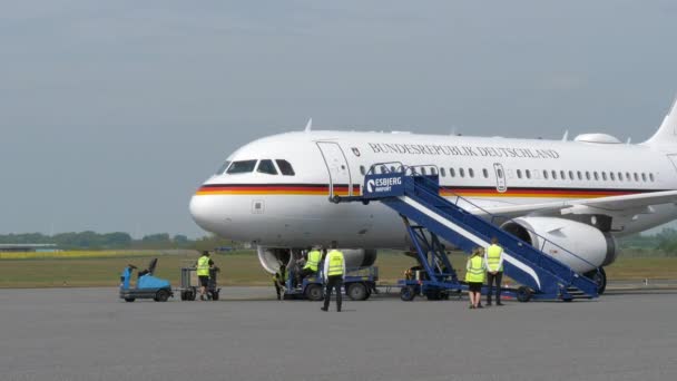 Equipa Apoio Perto Avião Escadas Aproximar Porta Esbjerg Dinamarca Estática — Vídeo de Stock