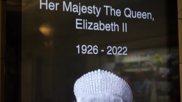 Londra Ngiltere Eylül 2022 Elektronik Reklam Panosu Majesteleri Kraliçe Elizabeth — Stok video