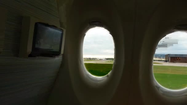 Snímek Okna Letadla Při Vzletu Dovolenou Nebo Dovolenou Cestovat Zahraničí — Stock video
