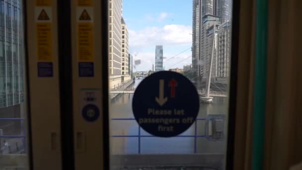 Canary Wharf Londyn Anglia Wrzesień 2022 Widok Przez Drzwi Pociągu — Wideo stockowe