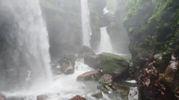 Dron Wyciąga Się Mgły Dnie Zacisznego Wodospadu Wąwozie Dżungli — Wideo stockowe