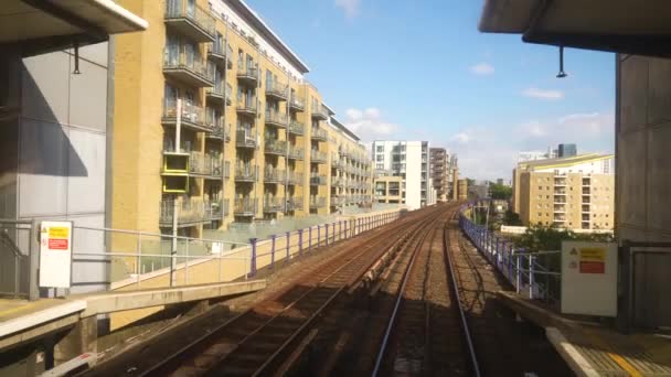 Londres Inglaterra Septiembre 2022 Vista Trasera Del Tren Dlr Saliendo — Vídeo de stock