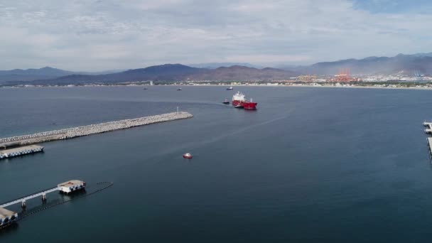 Veduta Aerea Rimorchiatori Che Assistono Una Nave Carico Vuota Porto — Video Stock
