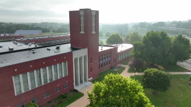 Amerikanische High School Einem Schönen Herbstmorgen Luftaufnahme Des Schulgebäudes Zurück — Stockvideo