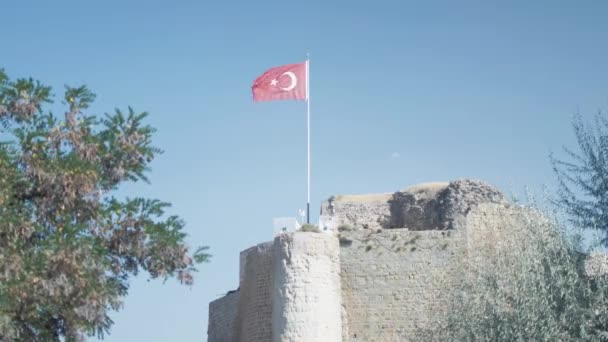 土耳其国旗在哈普拉斯历史城堡顶上飘扬 — 图库视频影像