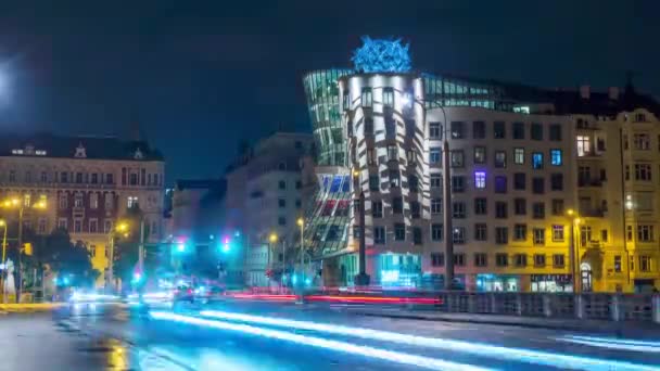 Noche Timelapse Tráfico Cerca Dancing House Praga Capital República Checa — Vídeo de stock