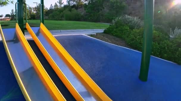 ランチョミッションキャニオン近隣公園ハンディキャップアクセス可能なスライド幼児フレンドリーな遊び場空の早朝ドリーアウト — ストック動画