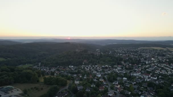 Langsam Rotierende Luftaufnahme Von Braunfels Bei Sonnenuntergang — Stockvideo