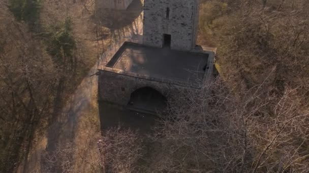 ストッペルベルクの湿原の塔を探索する男のパンニングショット — ストック動画