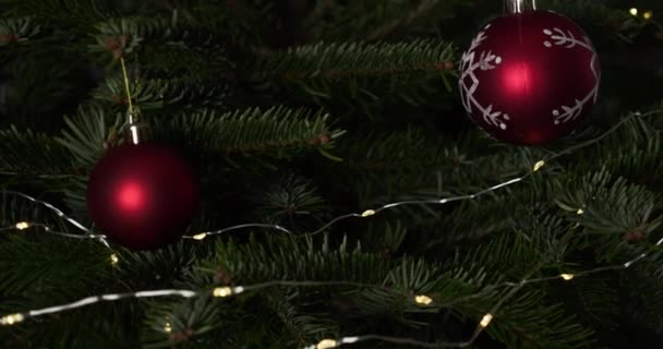 Gloeiende Slinger Rode Ballen Versieren Kerstboom Boom Naar Beneden Uitzicht — Stockvideo