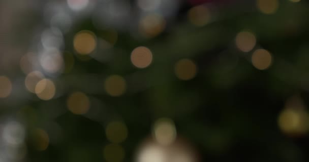 Gouden Decoratie Ballen Gloeiende Lichten Van Kerstboom Boom Naar Beneden — Stockvideo