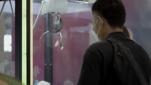 Hombre Joven Máscara Jugando Máquina Garra Mbk Center Mall Arcade — Vídeos de Stock