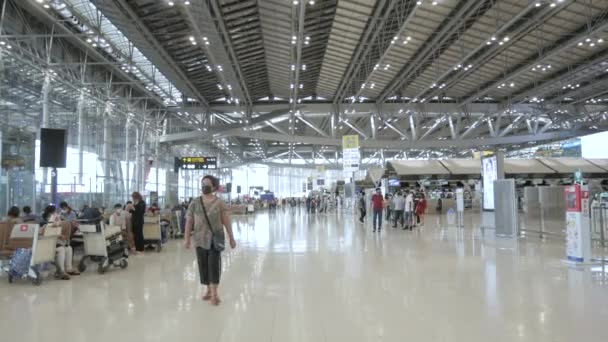 空港出発ターミナル内のハメ撮り乗客なしでチェッキンカウンターでスヴァンナプーム空港 コスプレイベント — ストック動画