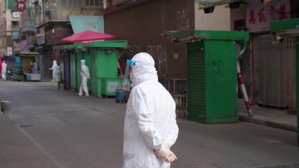 Trabajadores Salud Vestidos Con Trajes Ppe Son Vistos Dentro Área — Vídeos de Stock