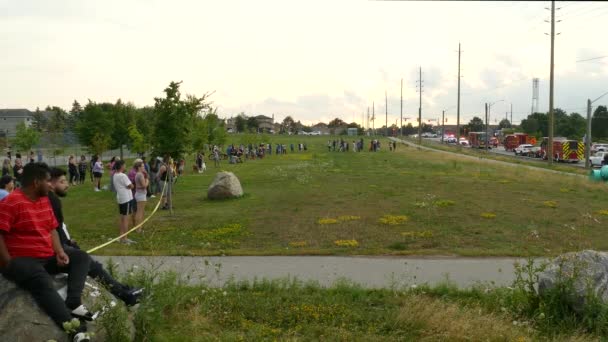 Nieuwsgierige Mensen Kijken Uit Naar Resolutie Van Double Fatal Trench — Stockvideo