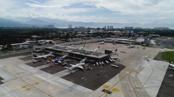 Вид Воздуха Международный Аэропорт Густаво Даз Ордас Пуэрто Вальярта Мексика — стоковое видео