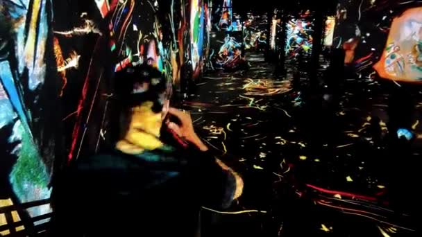 Junger Mann Geht Treppe Hinunter Atelier Des Lumires Kandinsky Lichtshow — Stockvideo