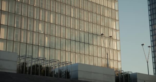 Hedendaags Glas Buitenkant Van Een Kantoorgebouw Stad Parijs Frankrijk Hellingshoek — Stockvideo