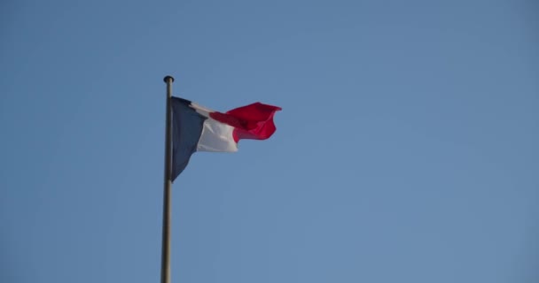 Bandeira Francesa Acenando Contra Céu Azul Paris França Câmara Lenta — Vídeo de Stock