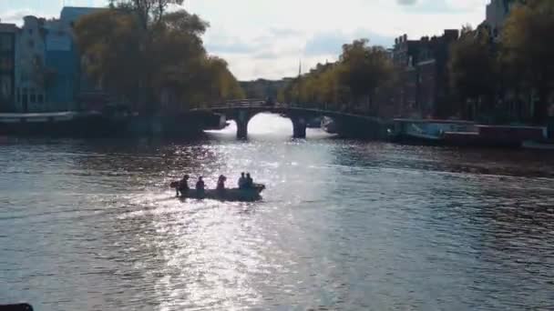 Εικονική Σιλουέτα Ζώνης Κανάλι Amsterdam Μικρό Σκάφος Που Διέρχεται Σημαία — Αρχείο Βίντεο