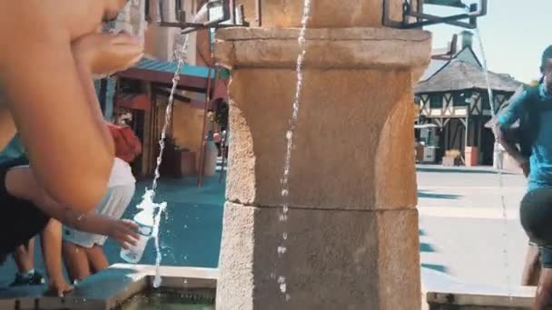 フランスの遊園地で噴水を飲むことは渇きを癒すために使用されます — ストック動画