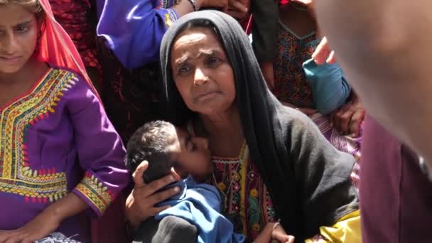 Madre Musulmana Sosteniendo Niño Discapacitado Campamento Socorro Inundaciones Sindh Pakistán — Vídeo de stock