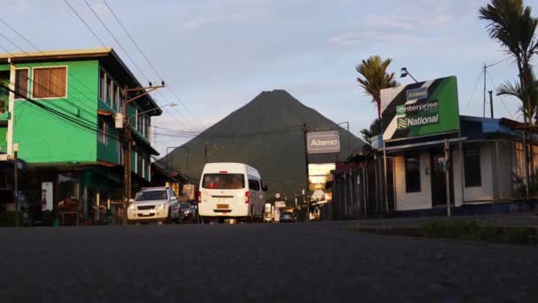 Mobil Lewat Jalan Fortuna Costa Rica Dengan Gunung Berapi Arenal — Stok Video