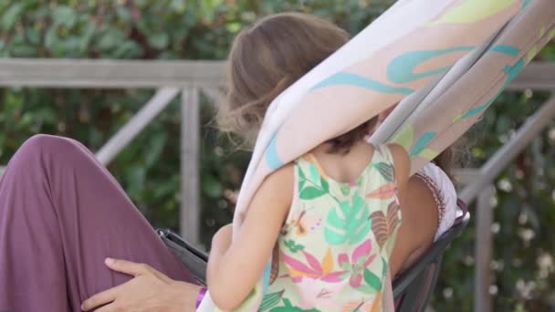 Lindo Momento Madre Hija Como Una Madre Leyendo Tableta Visitada — Vídeos de Stock