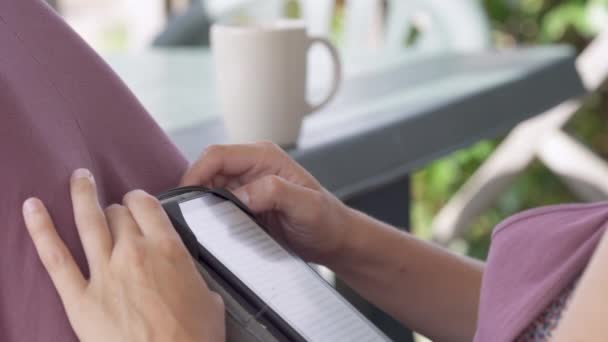 Leer Libro Electrónico Una Tableta Con Una Buena Taza Café — Vídeos de Stock