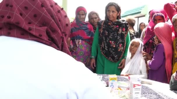 Blick Hinter Den Arzt Der Frauen Fluthilfslager Sindh Pakistan Hilft — Stockvideo
