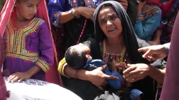 Matka Držící Postižené Dítě Hlásající Povodňovému Táboru Sindhu Pákistán Pomalý — Stock video