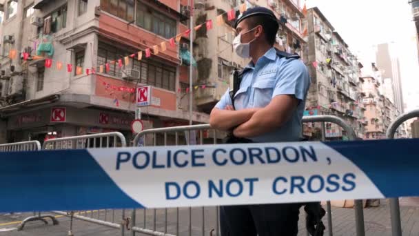 Поліцейський Охороняє Поліцейський Кордон Районі Під Замком Щоб Стримати Поширення — стокове відео