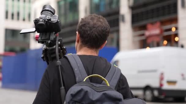 Videografo Che Cammina Londra Mentre Prendere Riprese — Video Stock