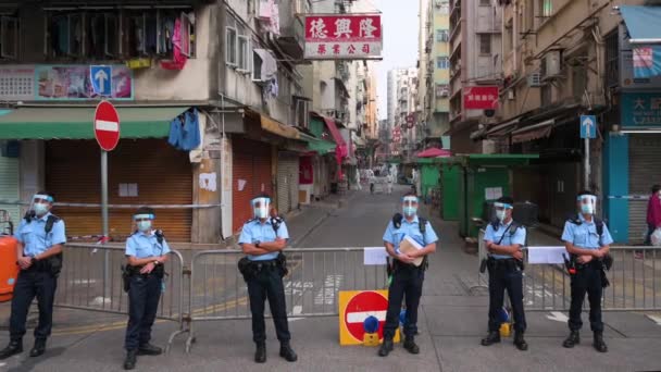 在香港一个封闭的地方 警务人员在障碍物前站岗 以遏制Coronavirus Covid 变种疫病的蔓延 — 图库视频影像