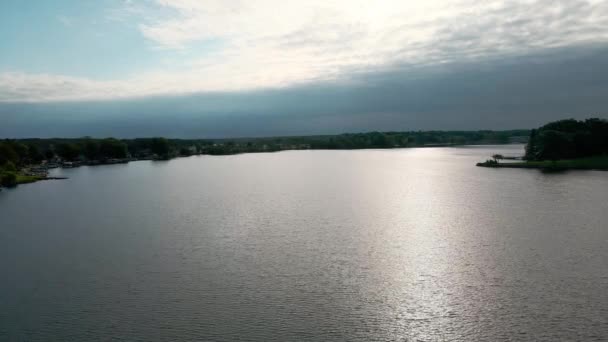 Día Tormentoso Muestra Nubes Pesadas Sobre Lago Mona — Vídeos de Stock